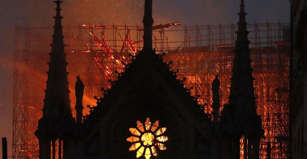 Putin: Notre Dame Katedrali Yangınından Dolayı Çok Üzgünüz