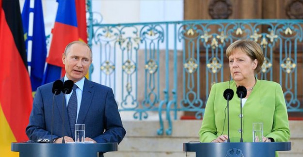Putin ve Merkel Libya Krizini Masaya Yatırdı