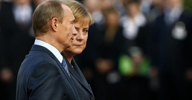 Putin ve Merkel Libya Meselesini Görüştü