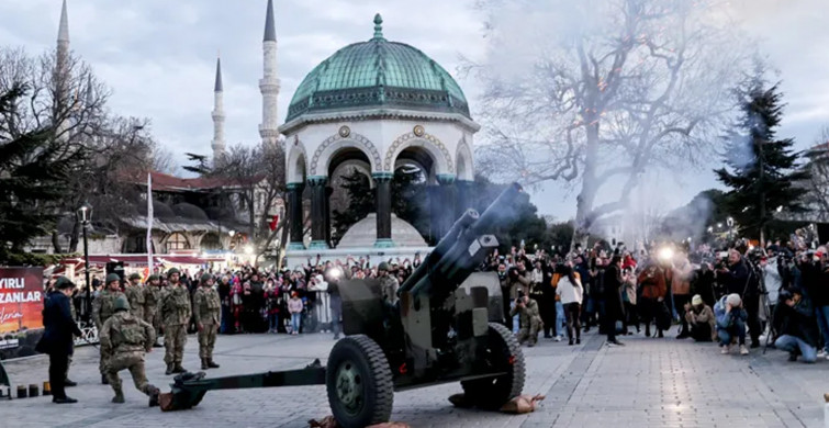 Ramazanın ilk iftarını açmak için İstanbullular Sultanahmet Meydanını doldurdu