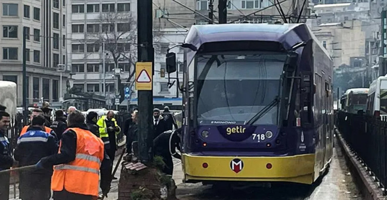 Raydan çıkan tramvay elektrik direğine çarptı: Yolcular tahliye edildi