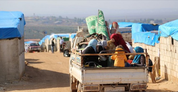 Rejim Saldırıları Nedeniyle 100 Binlerce Suriyeli Türkiye Sınırında!