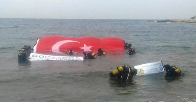 Rekortmen Karabay, Su Altında Dev Türk Bayrağı Açtı