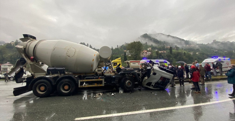 Rize'de Kamyon ve Beton Mikseri Çarpıştı, İki Kişi Yaralandı