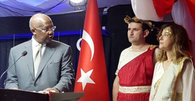 Romalı Kıyafeti Giyen Türk Büyükelçi Geri Çağrıldı!