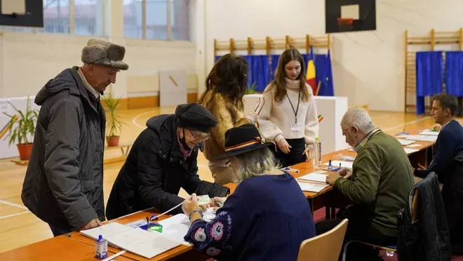 Romanya'da halk genel seçim için sandık başında