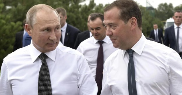 Rusya Başbakanı Medvedev Ve Tüm Hükümet İstifa Etti