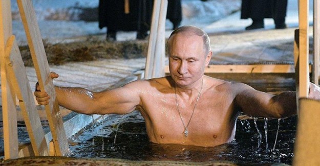 Rusya Devlet Başkanı Putin, Dini Tören İçin Buz Gibi Suya Girdi