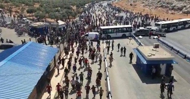 Rusya ve Esed Güçleri Bombaladı, Binlerce Suriyeli Türkiye Sınırına Kaçtı
