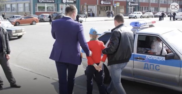 Rusya'da 12 Yaşındaki Çocuğa Kelepçe Takıp Gözaltına Aldılar