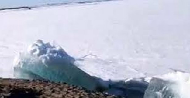 Rusya'da Denizdeki Buzullar Sahile Vurdu