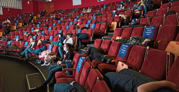 Rusya'da Kar Fırtınası Nedeniyle Evine Gidemeyen 120 Kişi Geceyi Sinema Salonunda Geçirdi!