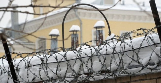 Rusya'da Üç Yıl Hapis Cezasına Çarptırılan Eski Hapishane Yetkilisi Yargıcın Önünde İntihar Etti