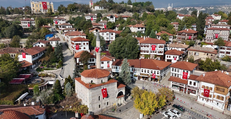 Safranbolu'daki Tarihi Yapılar Cumhuriyet Bayramı İçin Süsleniyor