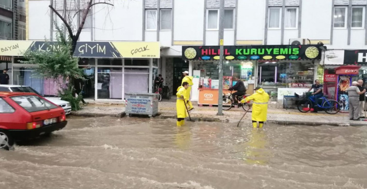 Sağanak yağış o ilde hayatı felç etti: Çok sayıda ev ve iş yeri sular altında kaldı