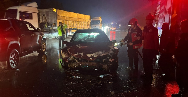 Sakarya'da Servis Minibüsü ile Otomobil Çarpıştı: 4 Yaralı