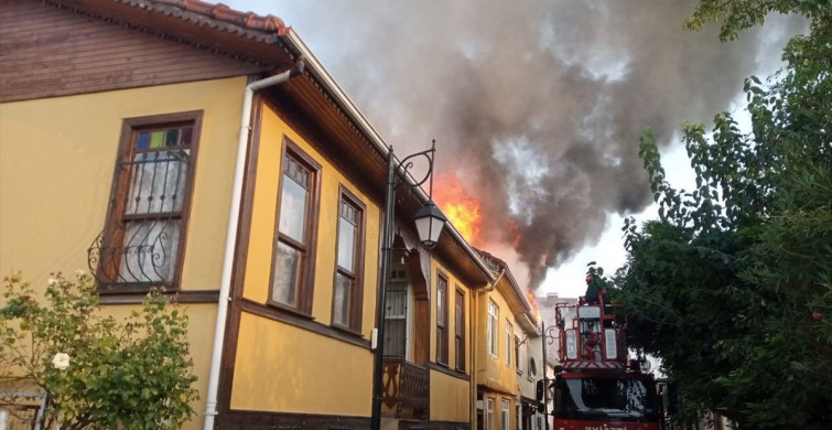 Sakarya'da Yangın Felaketi: Üç Ev Zarar Gördü