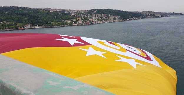 Şampiyon Galatasaray'ın Bayrağı 15 Temmuz Şehitler Köprüsü'nde