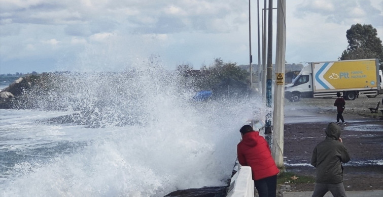 Samsun'da Şiddetli Rüzgarla Birlikte Dev Dalgalar Oluştu