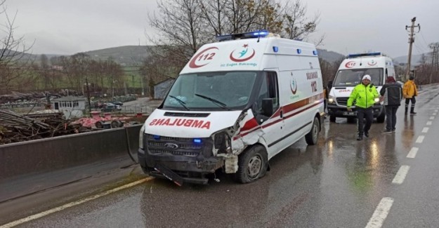 Samsun'da Ambulans İle Otomobil Çarpıştı: 4 Yaralı