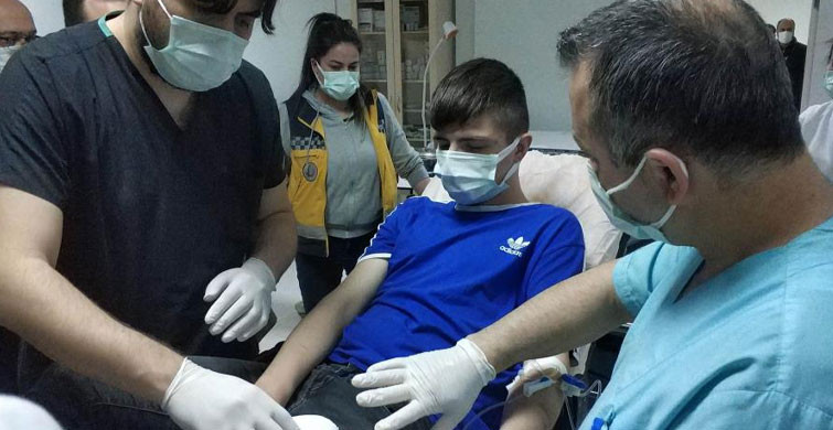 Samsun’da Bıçaklı Saldırıya Uğrayan Genç Hastaneye Kaldırıldı