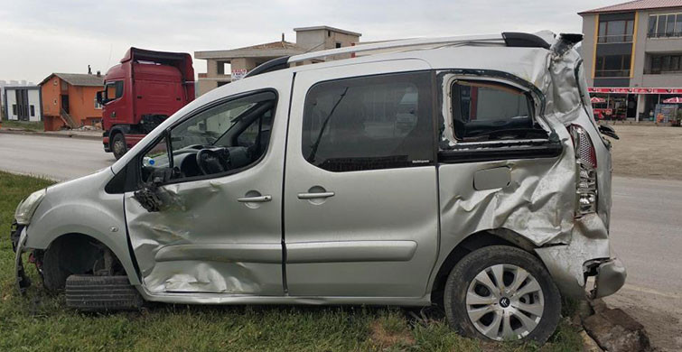 Samsun’da Hafif Ticari Araç İle Tır Çarpıştı: 2 Yaralı