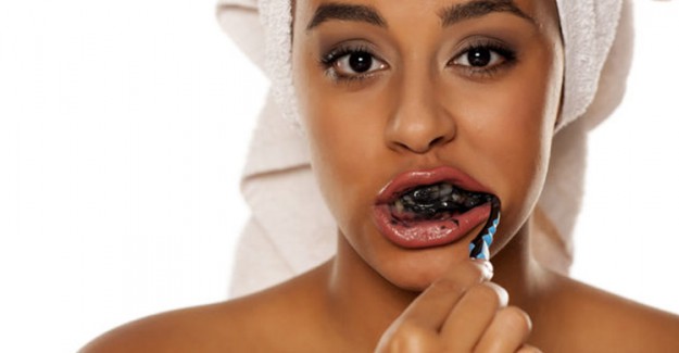 Sararan Dişlere Kömür Sürün! Dişlerinizi Daha Beyaz Yapmak İçin Süper Yöntem