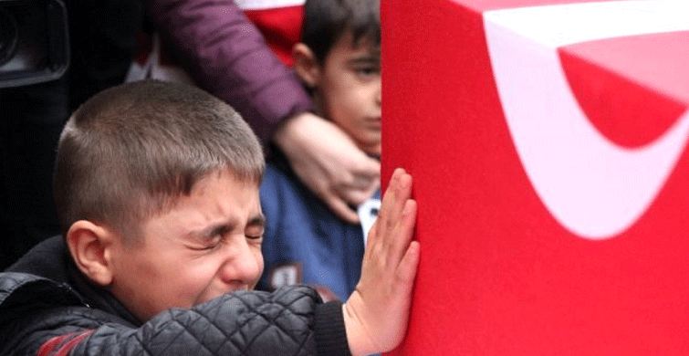 Şehit Yakınları, CHP'li Vekiller'den Gelen Çelenkleri Parçaladı