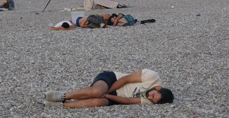 Sıcaklardan Bunalan Tatilciler Konyaaltı Sahilinde Sabahladı