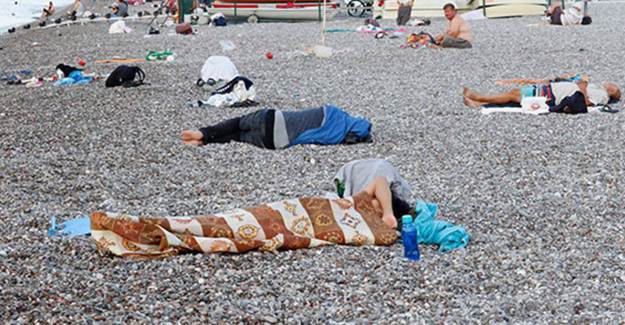  Sıcaktan Bunalan Antalyalılar Konyaaltı Sahili'nde Yatıyor 