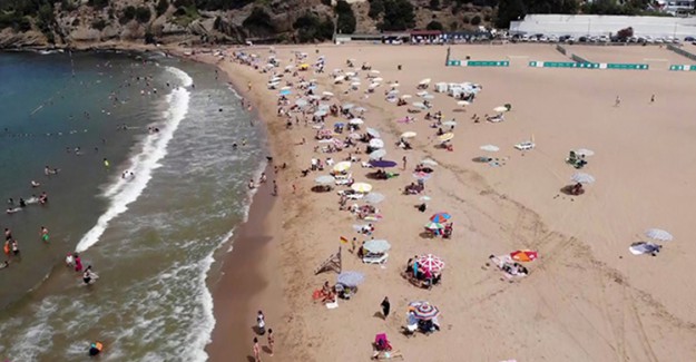 Sıcaktan Kaçan İstanbullular Riva Plajına Yığıldı