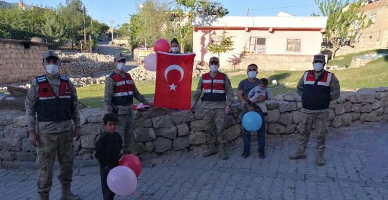 Siirt'te Yaşayan Küçük Hülya İstedi Jandarma Yerine Getirdi
