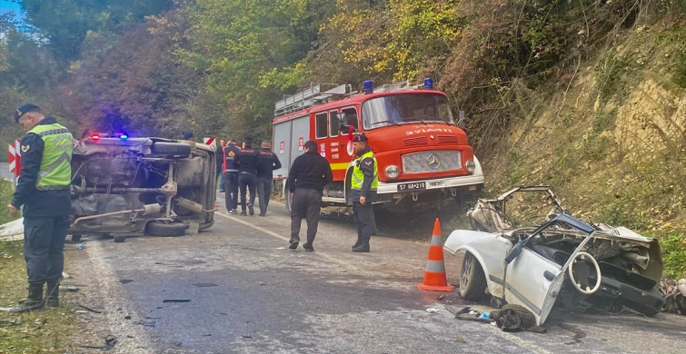 Sinop'ta Feci Kaza: İki Araç Çarpıştı, 3 Yaralı