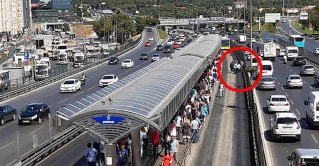 Şirinevler'de Bir Vatandaş Metrobüsün Altında Kaldı