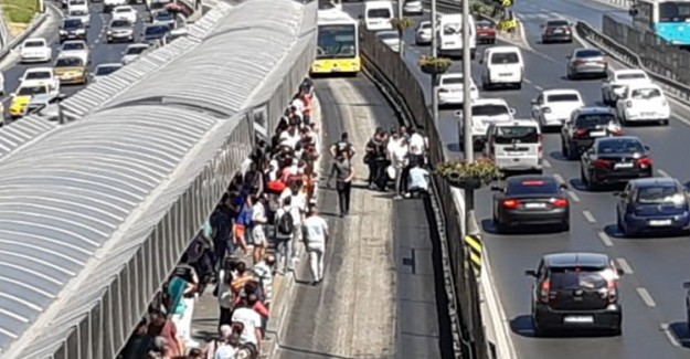 Şirinevler'de Dengesini Kaybeden Genç Metrobüsün Altında Kaldı