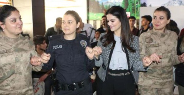 Şırnak'ta Kadın Polis ve Askerler Vatandaşlarla Halay Çekti