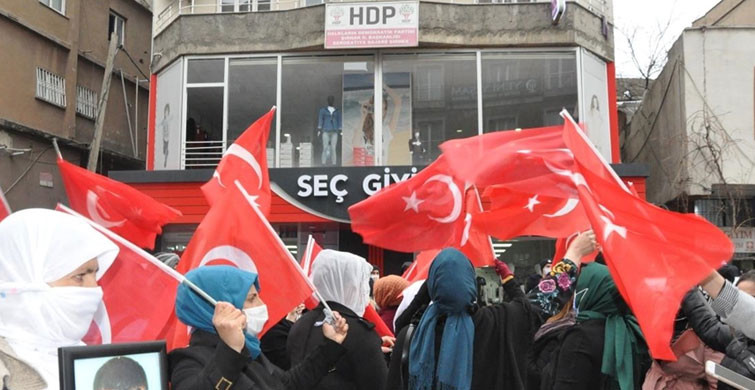 Şırnak'ta Terör Mağduru Aileler HDP İl Başkanlığı Önünde Eylem Yaptı