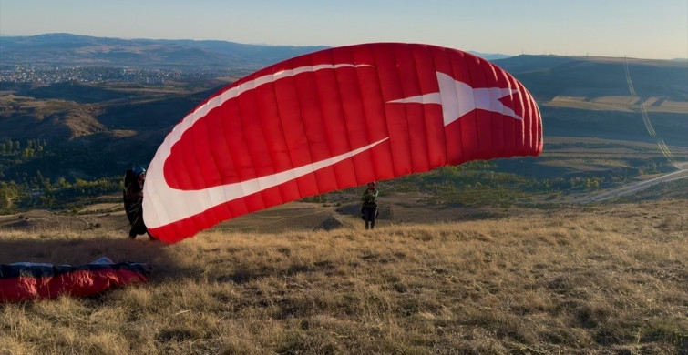 Sivas'ta Yamaç Paraşütçülerinden Filistin'e Destek