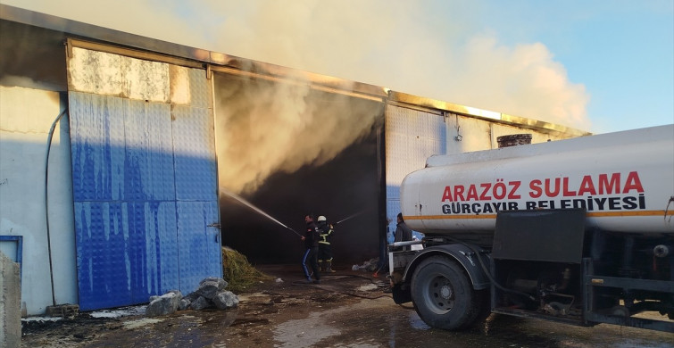 Sivas'ta Yem Deposunda Yangın: 20 Bin Balya Saman ve İş Makinesi Kül Oldu