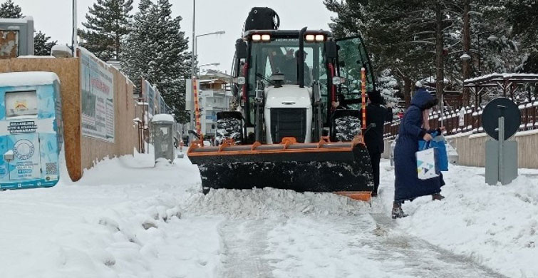 Sivas'ta 62 Yerleşim Yeri Yolu Kardan Kapandı