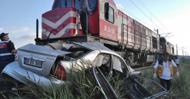 Sivas'ta Lokomotif İle Otomobil Çarpışması Sonucu 1 Kişi Hayatını Kaybetti