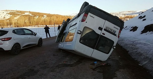 Sivas'ta Minibüs Devrildi: 16 Yaralı