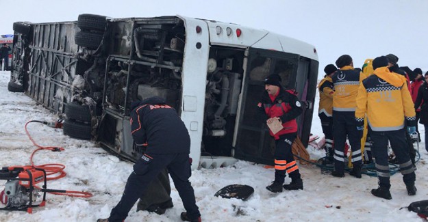 Sivas'ta Yolcu Otobüsü Devrildi, Yaralılar Var