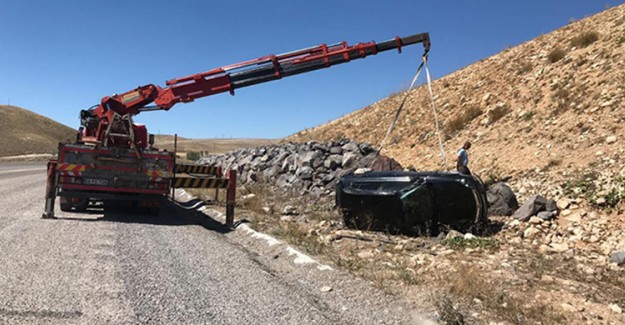 Sivas'ta Yoldan Çıkan Otomobilin Devrilmesi Sonucu 2 Kişi Yaralandı