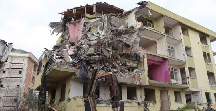 Son Dakika: Büyükçekmece'de Deprem Sonrası Risk Altında Olan 3 bina yıkıldı