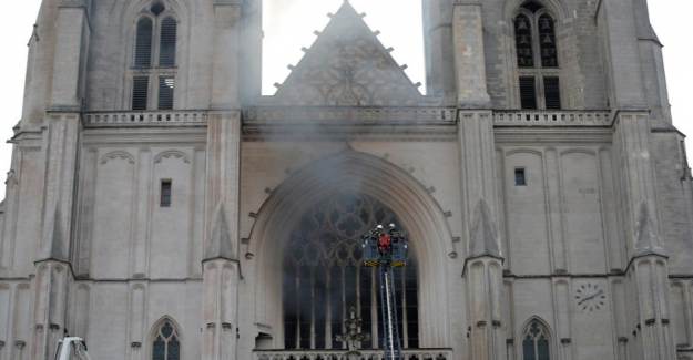 Fransa'da Katedralde Yangın Çıktı
