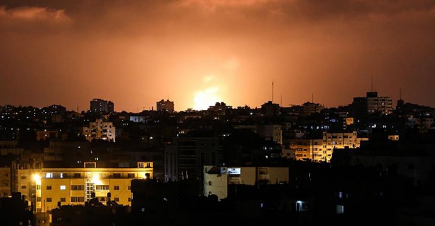  İsrail Uçakları Gazze'yi Bombalıyor