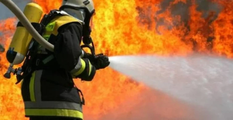 Son Dakika! İstanbul'da yangın alarmı: İşyeri alevlere teslim oldu!
