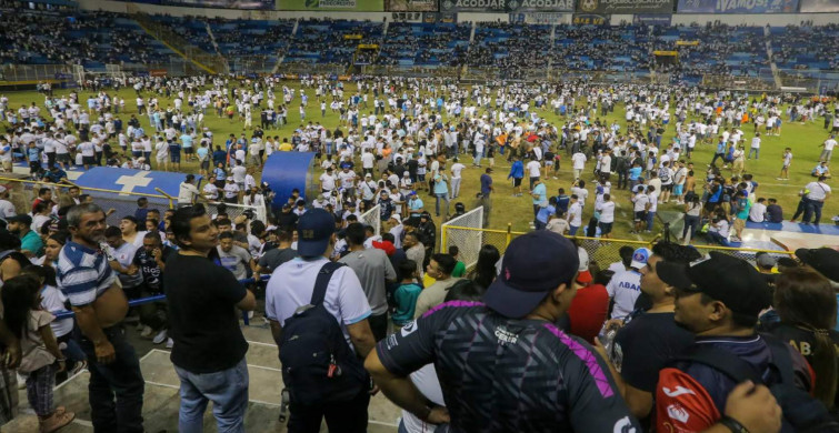 Stadyum girişinde büyük izdiham: En az 9 kişi hayatını kaybetti