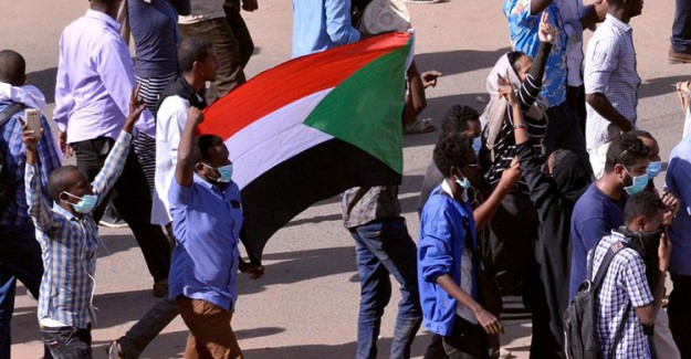 Sudan Halkı Hükümeti İstifaya Çağırıyor